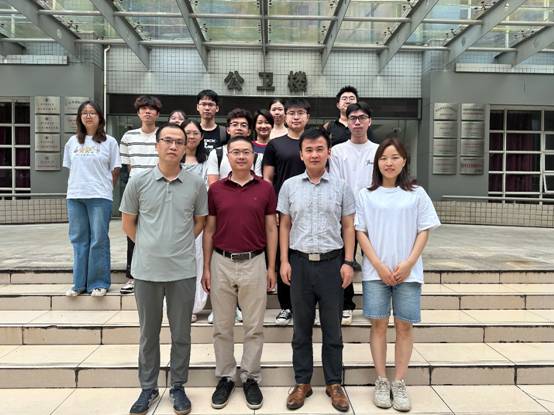 一群人站在一起合影 AI 生成的内容可能不正确。